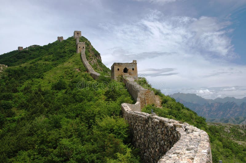 Velká čínská zeď, s krásnou horskou kulisou.