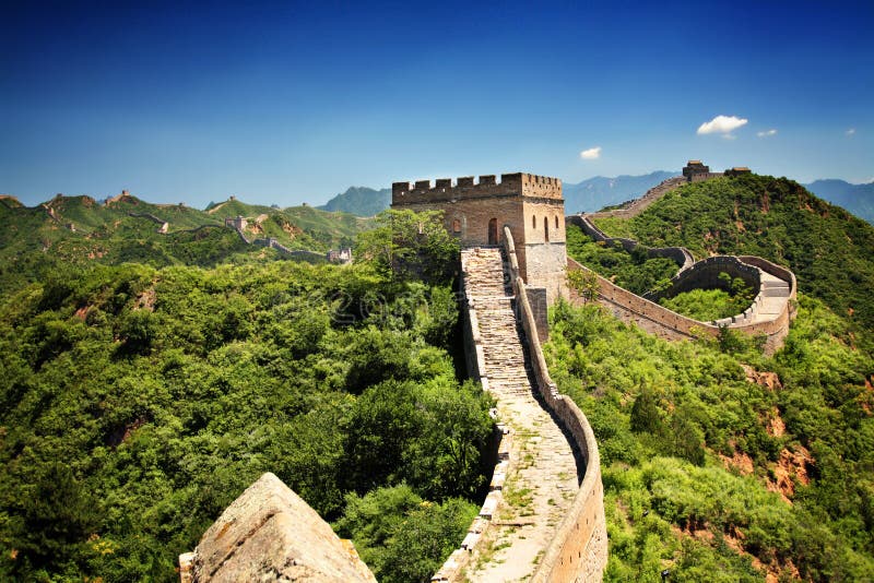 Velká čínská Zeď v blízkosti Jinshanling dominantou Číně, na slunný letní den.