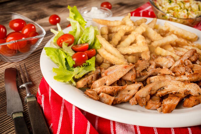 Greccy gyros dis z dłoniakami i sałatką obraz stock Greccy gyros dis z dłoniakami i sałatką obraz stock