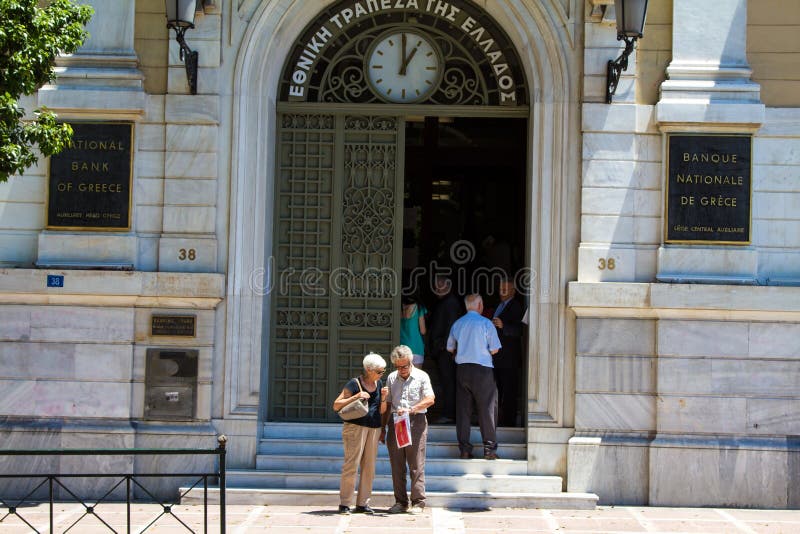 Greci a National Bank della Grecia. ATENE, GRECIA - 7 LUGLIO 2015: Cittadini in National Bank della Grecia, il 7 luglio 2015, a Atene, la Grecia Le banche sono aperte ai pensionamenti ed alle pensioni di paga soltanto