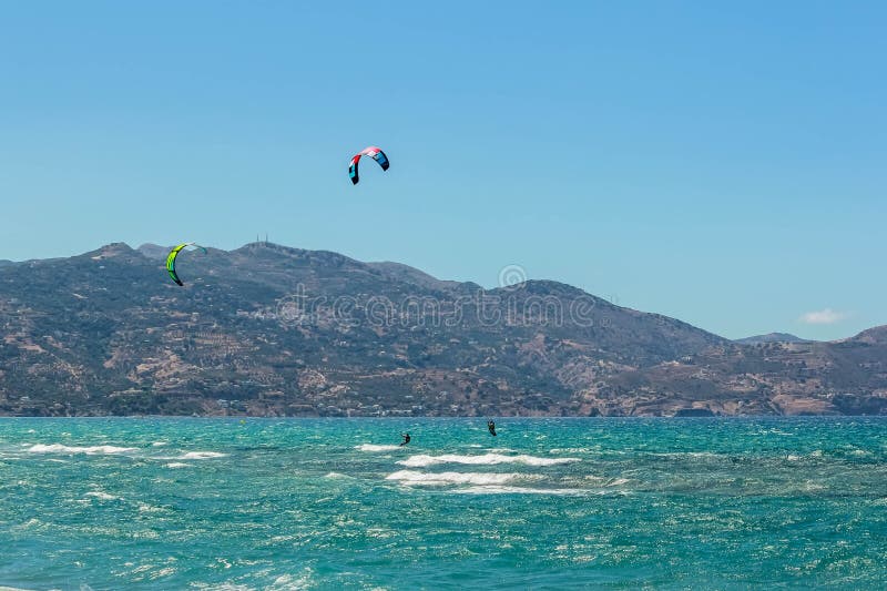 13 07 2014 Grecja Heraklion Dwa persons surfingowiec jadą kanię Dwa kopuły wysoce w jasnym niebieskim niebie wietrznie pogody obrazy royalty free 13 07 2014 Grecja Heraklion Dwa persons surfingowiec jadą kanię Dwa kopuły wysoce w jasnym niebieskim niebie wietrznie pogody obrazy royalty free
