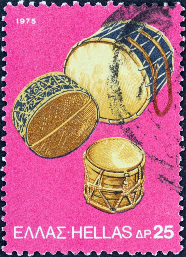GRECJA - OKOŁO 1975: Znaczek drukujący w Grecja pokazuje Tambourine bębeny około 1975, fotografia royalty free GRECJA - OKOŁO 1975: Znaczek drukujący w Grecja pokazuje Tambourine bębeny około 1975, fotografia royalty free