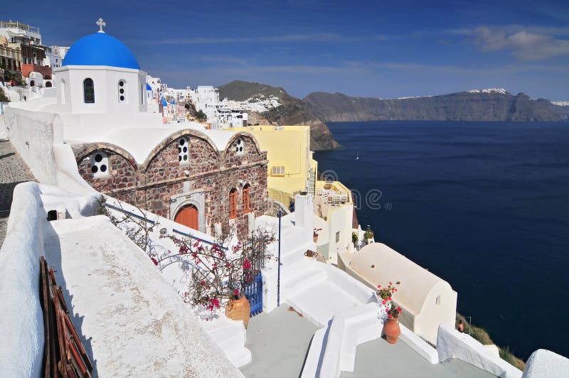Grecki kościół św. Mikołaja z niebieską kopułą, Oia, Santorini Thira, Cyklady, Greckie Wyspy, Grecja, Europa zdjęcie royalty free Grecki kościół św. Mikołaja z niebieską kopułą, Oia, Santorini Thira, Cyklady, Greckie Wyspy, Grecja, Europa zdjęcie royalty free