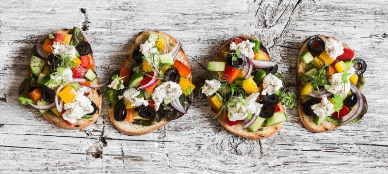 Grecki sałatka stylu bruschetta na drewnianej wieśniak desce, odgórny widok przystawki przepyszne zdjęcia stock Grecki sałatka stylu bruschetta na drewnianej wieśniak desce, odgórny widok przystawki przepyszne zdjęcia stock