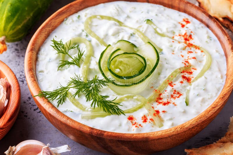 Grecki sałatkowy tzatziki ogórek, jogurt, oliwa z oliwek, czosnek zdjęcia stock Grecki sałatkowy tzatziki ogórek, jogurt, oliwa z oliwek, czosnek zdjęcia stock