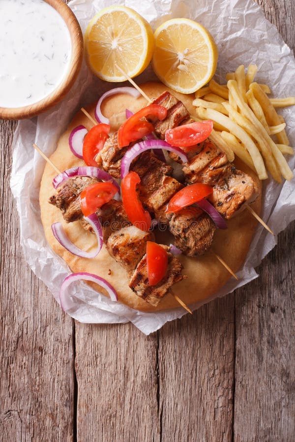 Grecki souvlaki z warzywami i francuzów dłoniakami vertical wierzchołek vi obrazy royalty free Grecki souvlaki z warzywami i francuzów dłoniakami vertical wierzchołek vi obrazy royalty free