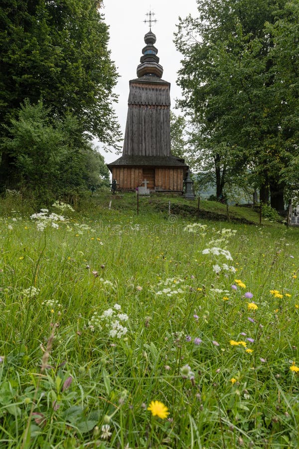 Drevený kostol Nanebovstúpenia Presvätej Bohorodičky v obci Hunkovce na Slovensku