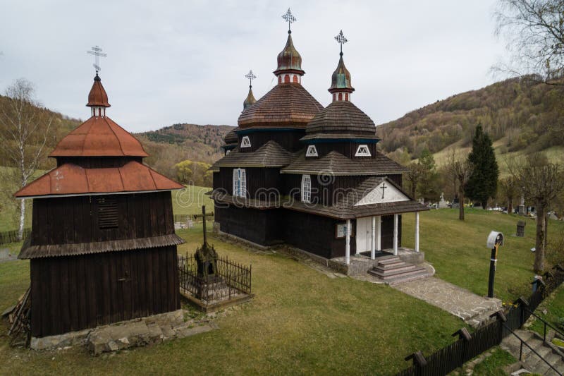 Drevený kostol Ochrany Presvätej Bohorodičky v obci Nižný Komárnik, Slovensko