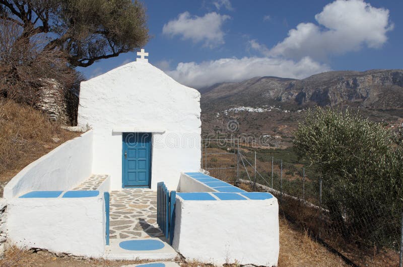 Ortodoxo capilla entre pueblos de a sobre el isla, grecia.