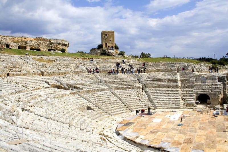 Le antiche rovine del Teatro greco di Siracusa in Sicilia.