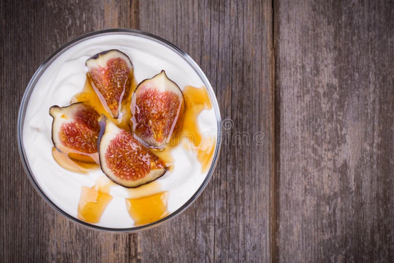 Greek yogurt with figs and honey