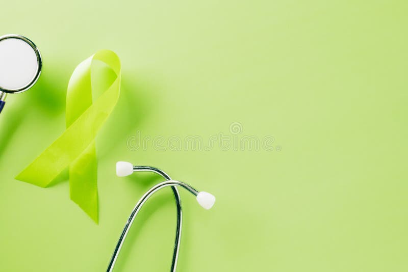 Verde conciencia cinta a estetoscopio de vesícula biliar a bilis tubería cáncer un mes sobre el verde copiar espacio, de médico a cuidado apoyo,.