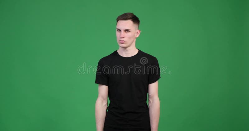 Negarea omului caucazian spune nu pe fundal verde stock footage