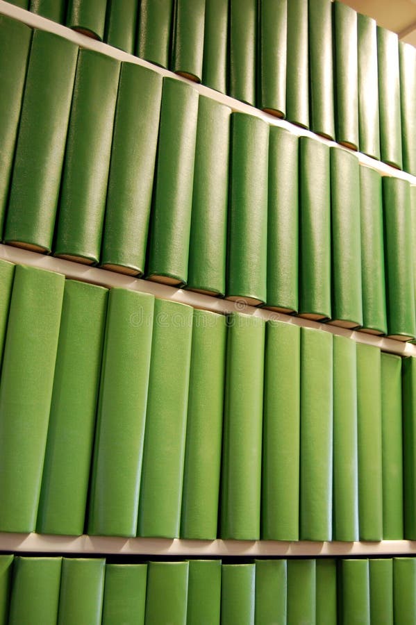 Muchos de verde libros transatlántico arriba sobre el estante.