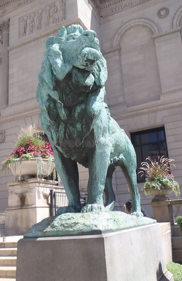 Green Bronze Lion Statue Downtown Chicago Art Institute lizenzfreies stockbild Green Bronze Lion Statue Downtown Chicago Art Institute lizenzfreies stockbild