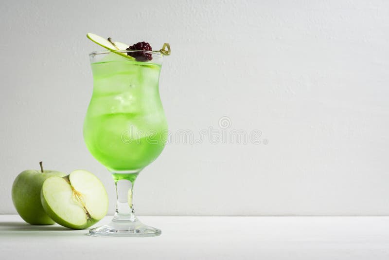 Green cocktail with apple slice