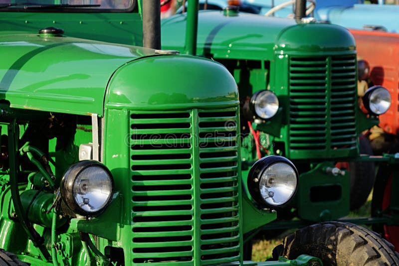 Zelené československé historické zemědělské dieselové traktory z 50. let vystavené na výstavě.