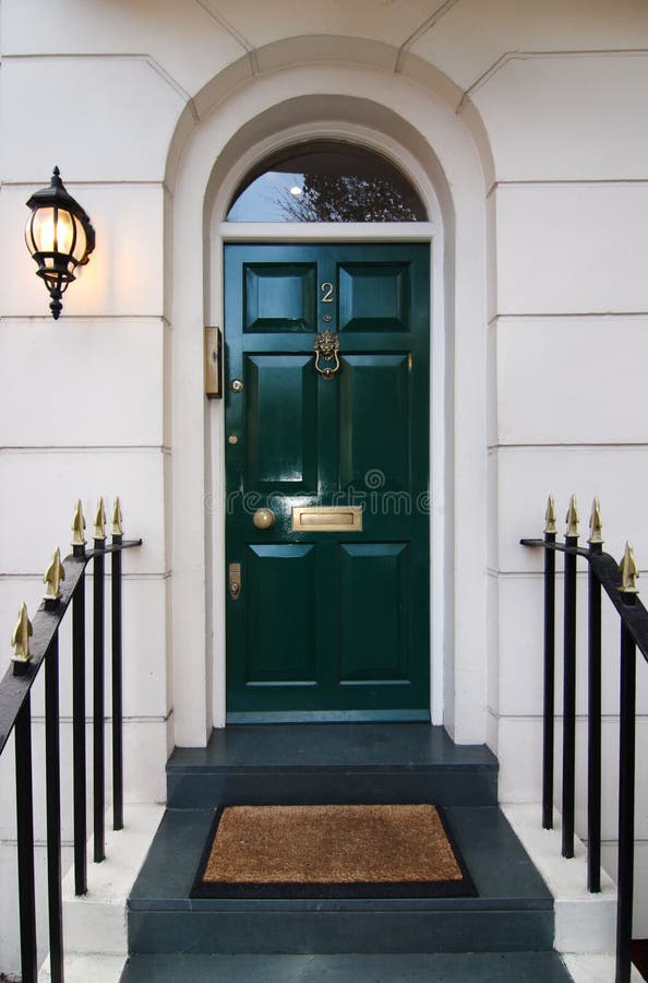 Tradicional inglés puerta en londres.