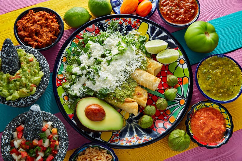 Verde mexicano comida a salsas sobre el vistoso mesa.