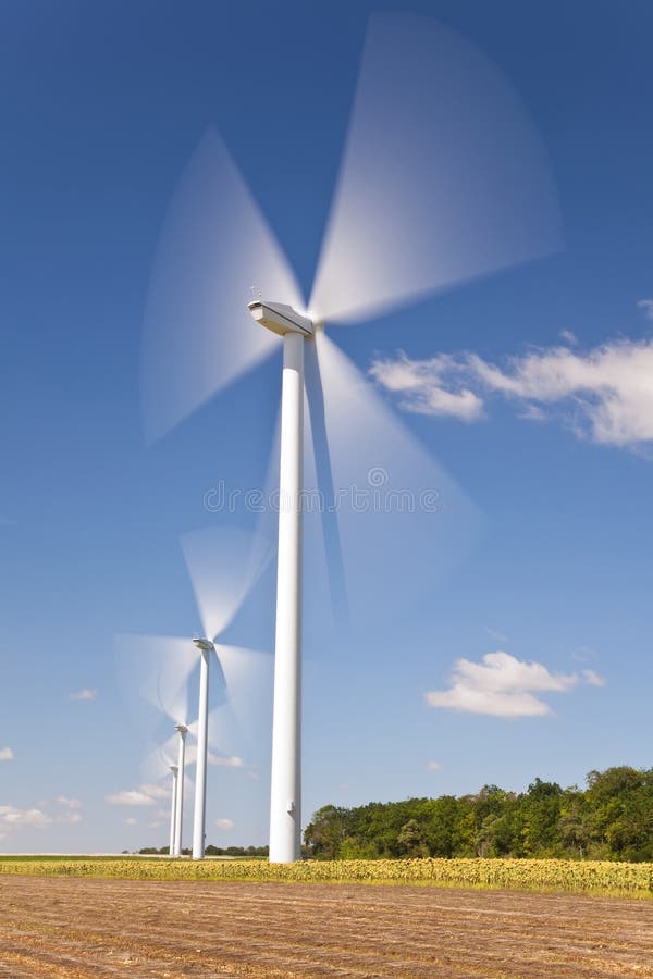 De viento o molinos de viento si sostenible verde energía, metido en de girasol.