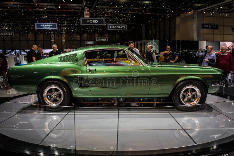  Green Ford Mustang Bullitt Classic Sports Car en el Salón Internacional del Automóvil de Ginebra Fotografía editorial