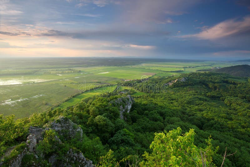 Zelené pastviny a búrkový mrak