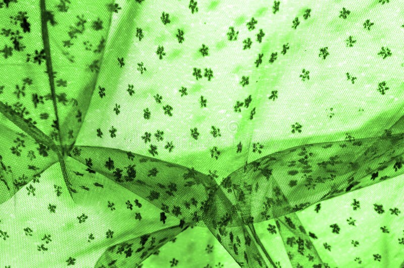 Dantelă verde pe fond alb. ascultati ce e slab si feminin. ascultați aspectul subțire și feminin. utilizarea sa este nelimitată, de la acoperișuri de plajă la căptușeala frumoasă, o dantelă tricotată care face totul?