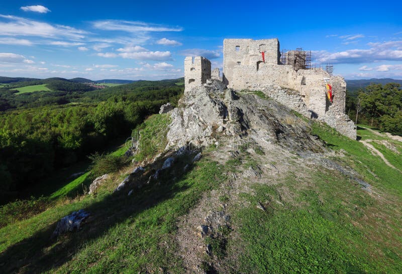 Zelená krajina s hradom Hrušov na Slovensku