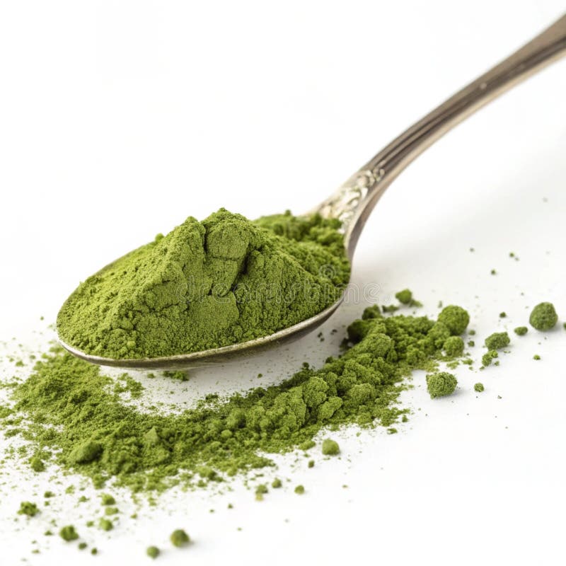 Green Matcha Proszek in Spoon izolowany na białym tle. Proszek zielonej matchy w łyżce wyizolowanej na białym tle idealnym do pokazywania zdrowych składników herbaty i superżywności