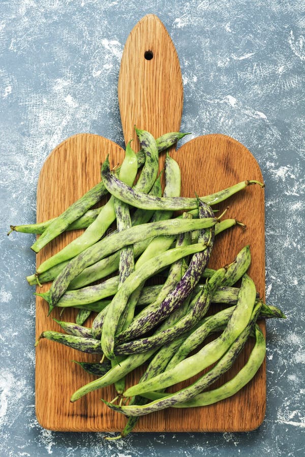 https://thumbs.dreamstime.com/b/green-motley-beans-cutting-board-gray-background-view-above-green-motley-beans-cutting-board-gray-background-view-123769328.jpg