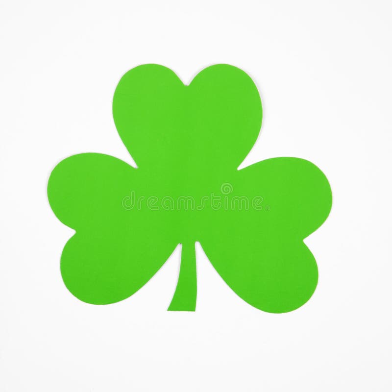 Jeden zelený papír shamrock na bílém.