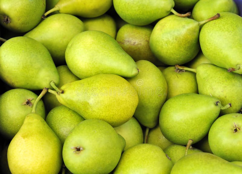 Verde peras sobre el El mercado en Francia.