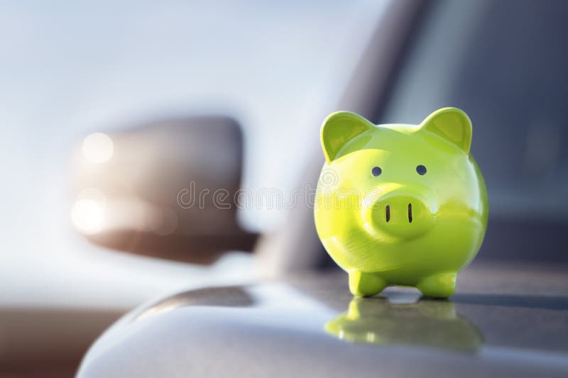 Green piggy bank caisse en plus de capot automobile nouvelle assurance achat de véhicule ou frais de conduite et de conduite image stock