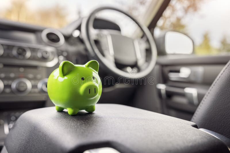 Green piggy banque boîte à argent à l'intérieur de voiture achat d'assurance ou de conduite et de conduite images stock