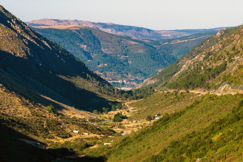 Green River Rio Zezere Talbergpanoramalandschaft auf Sonnenuntergang Portugal, estrela Serra DA lizenzfreies stockbild Green River Rio Zezere Talbergpanoramalandschaft auf Sonnenuntergang Portugal, estrela Serra DA lizenzfreies stockbild