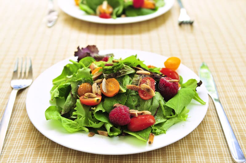 Green salad with berries and tomatoes