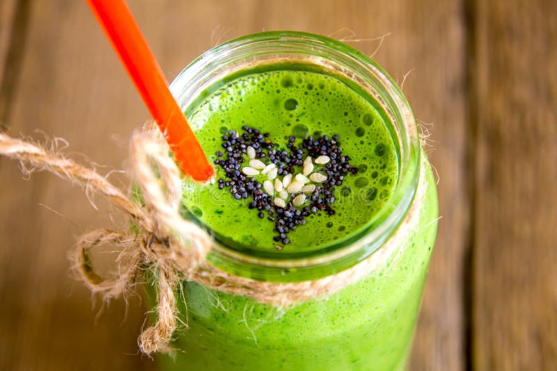 Verdure e erbe frullato con il cuore di papavero e semi di sesamo.