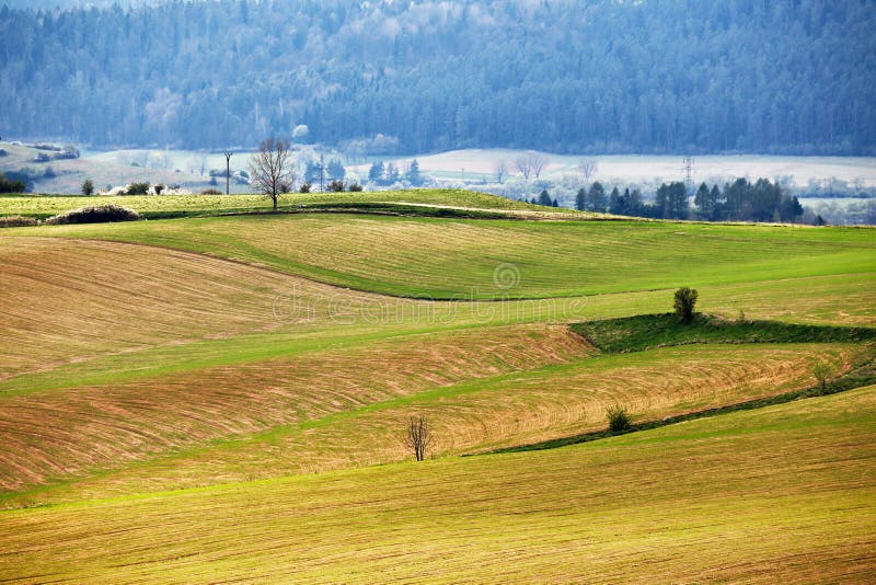 Zelené jarné kopce na Slovensku. Apríl slnečný vidiek