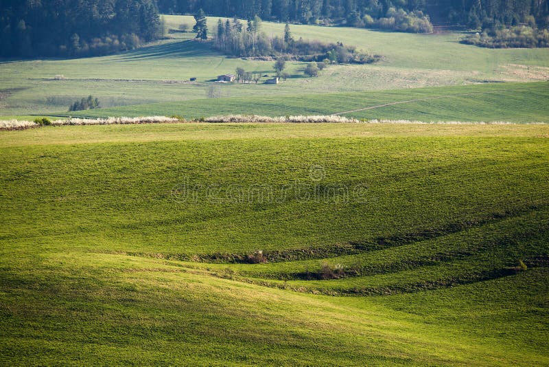 Zelené jarné kopce na Slovensku. Apríl slnečný vidiek