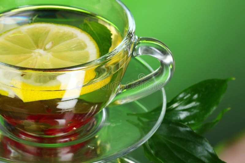 Лайм в чай. Зеленый чай с лимоном. Зеленый чай в прозрачной чашке. Чай в чайнике. Чай с лаймом.