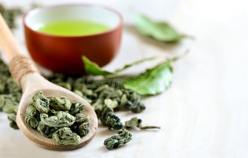 https://thumbs.dreamstime.com/b/green-tea-wooden-spoon-dried-leaves-cup-backstage-52569328.jpg