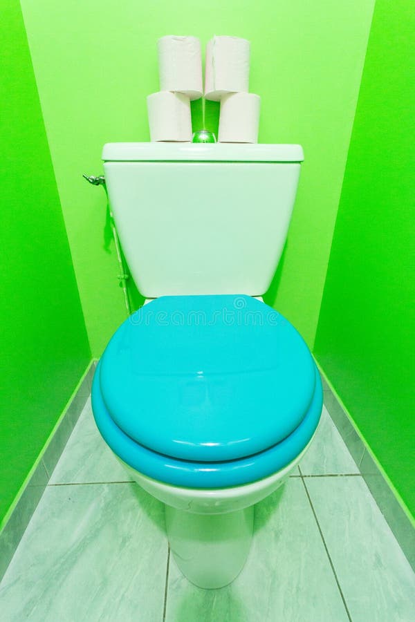Туалет в грине. Унитаз на зеленом фоне. Туалет на зелёном фоне. На зеленом унитазе белое сиденье. Зеленый квадратный унитаз.