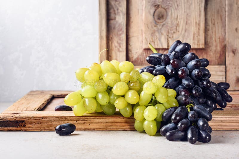 Green white and dark blue grapes