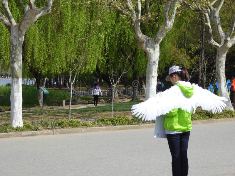 Greeter da mulher no parque do século fotos de stock Greeter da mulher no parque do século fotos de stock