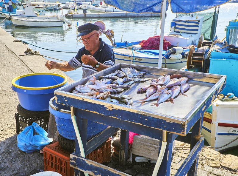 Grekisk fiskare som säljer den nya fisken på Kos fiskeport Södra Aegean region, Grekland royaltyfri foto Grekisk fiskare som säljer den nya fisken på Kos fiskeport Södra Aegean region, Grekland royaltyfri foto
