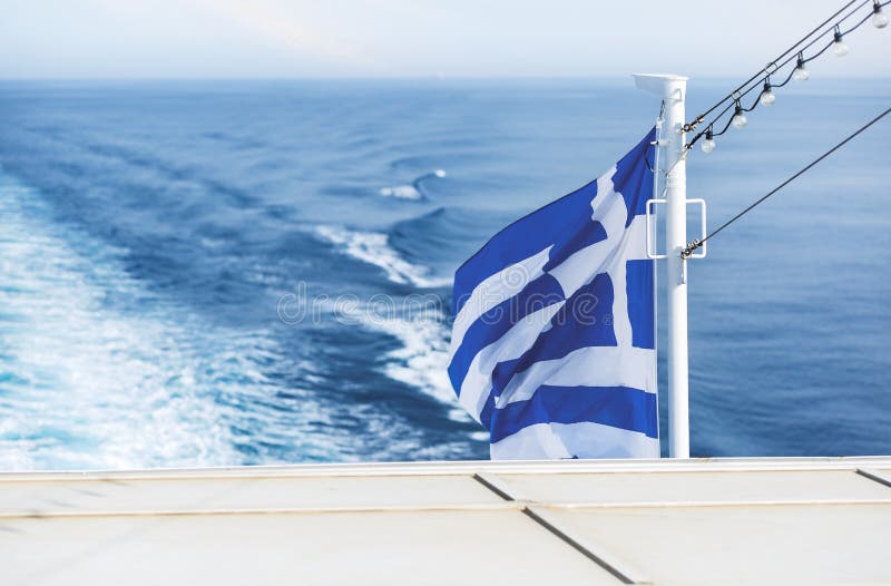 Grekisk flagga. färjetrafik mellan cykladerna ögreece