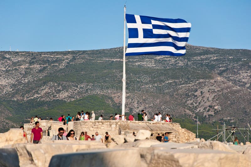 Grekisk flagga på akropol av Aten på Augusti 1, 2013. Grekland.