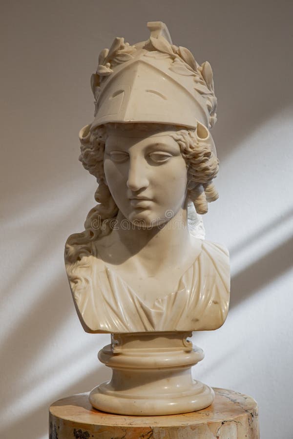 Grekisk gammal staty av gudinna Athena Kemmarmorhuvud i hjälmskulptur