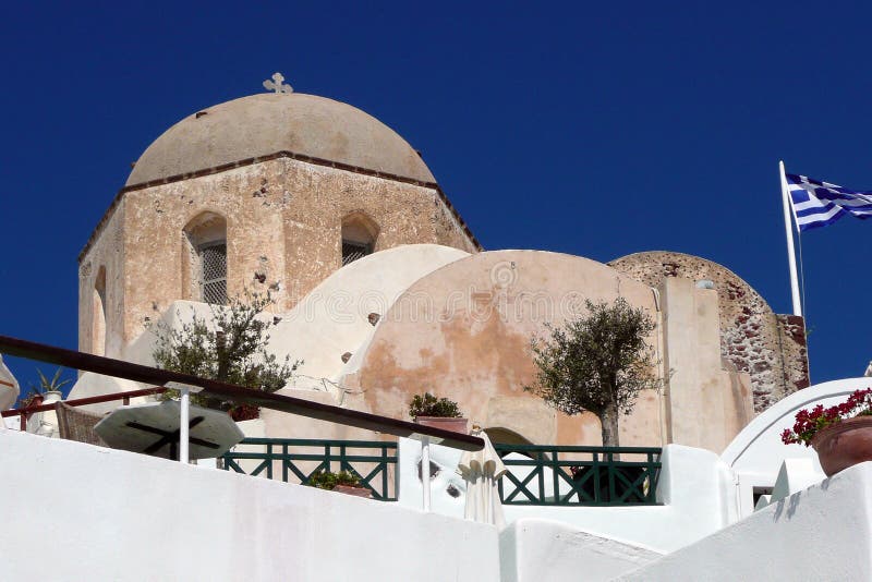 Grekisk ortodox kyrka för naturlig sten, Oia, Santorini, Grekland royaltyfria foton Grekisk ortodox kyrka för naturlig sten, Oia, Santorini, Grekland royaltyfria foton