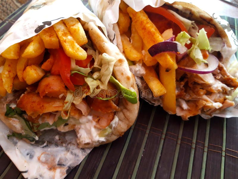 Grekiska Souvlaki med pitabröd arkivfoton Grekiska Souvlaki med pitabröd arkivfoton